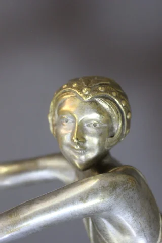 Art-déco-Bronzeskulptur einer Frau mit Tamburin von Claude Mirval — Sehr guter Zustand