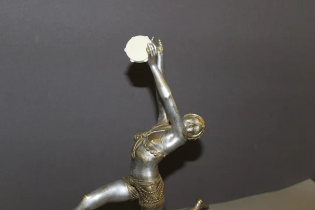 Art-déco-Bronzeskulptur einer Frau mit Tamburin von Claude Mirval — Sehr guter Zustand