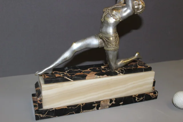 Art-déco-Bronzeskulptur einer Frau mit Tamburin von Claude Mirval — Sehr guter Zustand