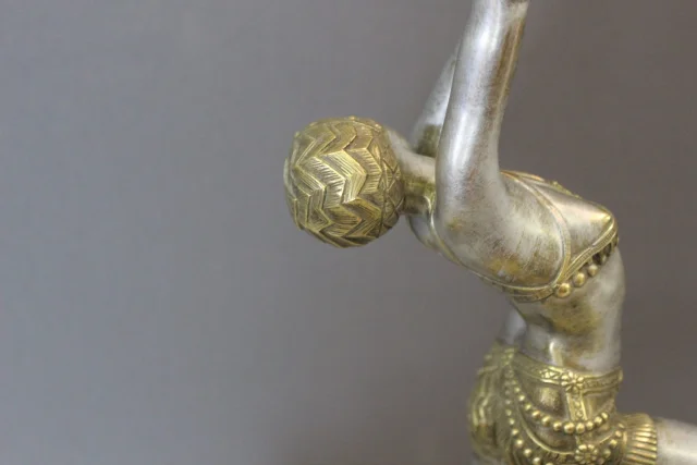 Art-déco-Bronzeskulptur einer Frau mit Tamburin von Claude Mirval — Sehr guter Zustand