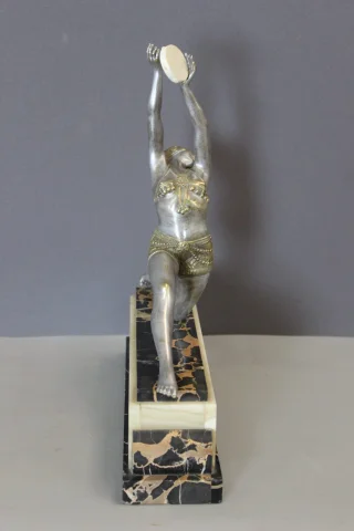 Art-déco-Bronzeskulptur einer Frau mit Tamburin von Claude Mirval — Sehr guter Zustand