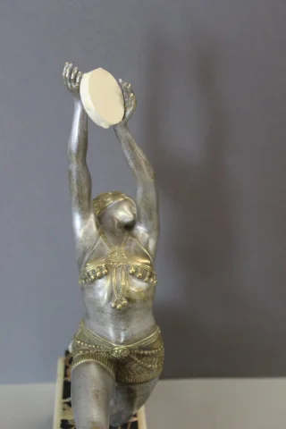 Art-déco-Bronzeskulptur einer Frau mit Tamburin von Claude Mirval — Sehr guter Zustand