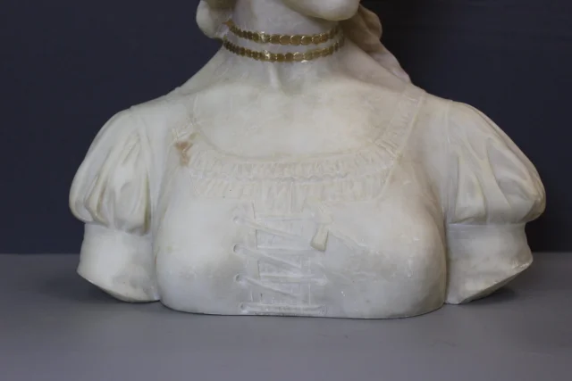 金彩頭飾の若い女性のバスト、1900年頃 — 非常に良好