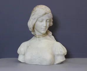 金彩頭飾の若い女性のバスト、1900年頃