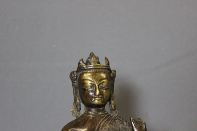 Bronze-Amoghasiddhi-Buddha, Nepal, 19. Jahrhundert — Guter Zustand