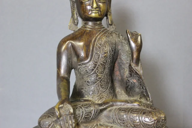 Bronze-Amoghasiddhi-Buddha, Nepal, 19. Jahrhundert — Guter Zustand