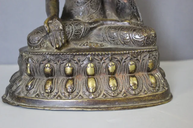 Bronze-Amoghasiddhi-Buddha, Nepal, 19. Jahrhundert — Guter Zustand