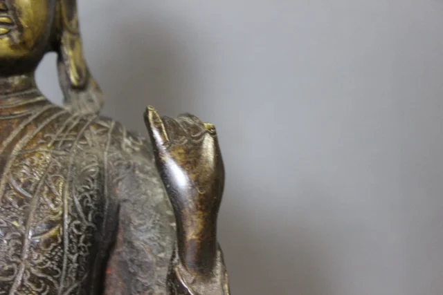 Bronze-Amoghasiddhi-Buddha, Nepal, 19. Jahrhundert — Guter Zustand