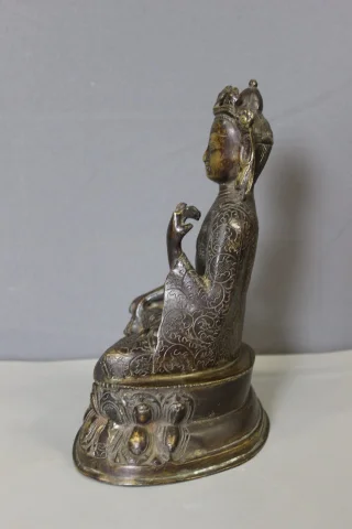 Bronze-Amoghasiddhi-Buddha, Nepal, 19. Jahrhundert — Guter Zustand