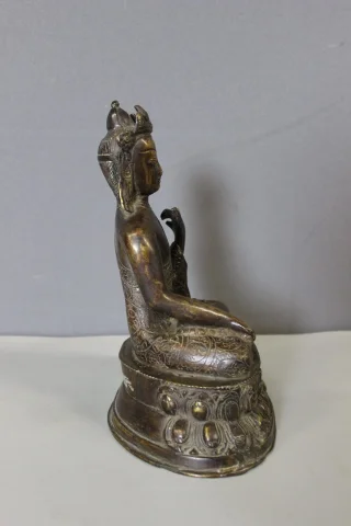 Bronze-Amoghasiddhi-Buddha, Nepal, 19. Jahrhundert — Guter Zustand