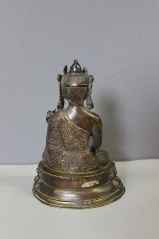 Bronze-Amoghasiddhi-Buddha, Nepal, 19. Jahrhundert — Guter Zustand