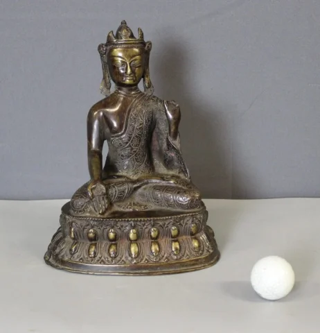 Bronze-Amoghasiddhi-Buddha, Nepal, 19. Jahrhundert — Guter Zustand