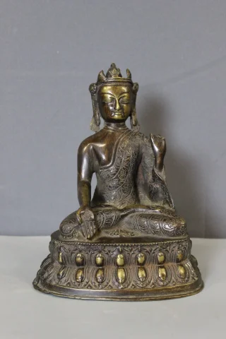 Bronze-Amoghasiddhi-Buddha, Nepal, 19. Jahrhundert — Guter Zustand