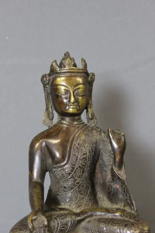 Bronze-Amoghasiddhi-Buddha, Nepal, 19. Jahrhundert — Guter Zustand