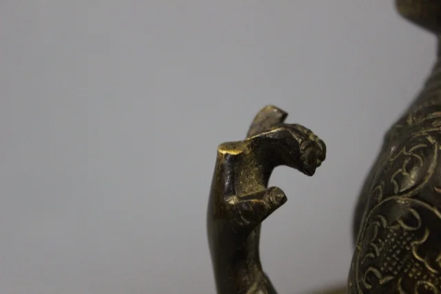 Bronze-Amoghasiddhi-Buddha, Nepal, 19. Jahrhundert — Guter Zustand