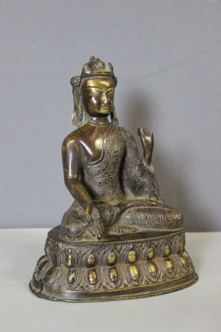 Bronze-Amoghasiddhi-Buddha, Nepal, 19. Jahrhundert — Guter Zustand