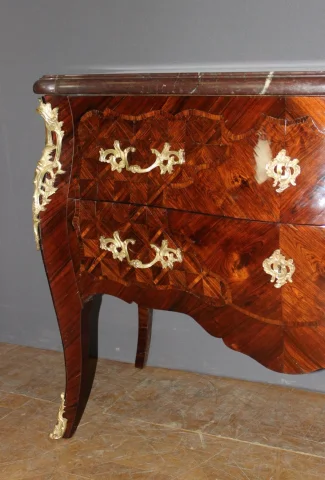 Louis-XV-Kommode mit Palisander-Marketerie, Frühes 19. Jahrhundert — Sehr guter Zustand