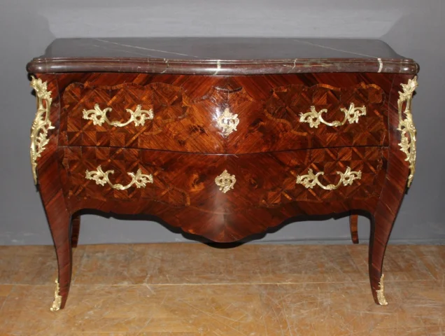 Louis-XV-Kommode mit Palisander-Marketerie, Frühes 19. Jahrhundert — Sehr guter Zustand
