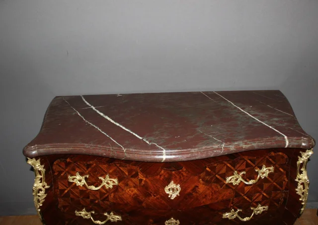 Louis-XV-Kommode mit Palisander-Marketerie, Frühes 19. Jahrhundert — Sehr guter Zustand