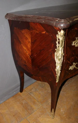 Louis-XV-Kommode mit Palisander-Marketerie, Frühes 19. Jahrhundert — Sehr guter Zustand