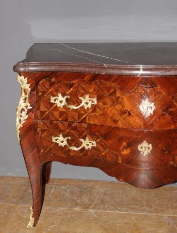 Louis-XV-Kommode mit Palisander-Marketerie, Frühes 19. Jahrhundert — Sehr guter Zustand