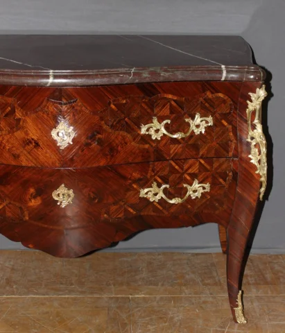 Louis-XV-Kommode mit Palisander-Marketerie, Frühes 19. Jahrhundert — Sehr guter Zustand