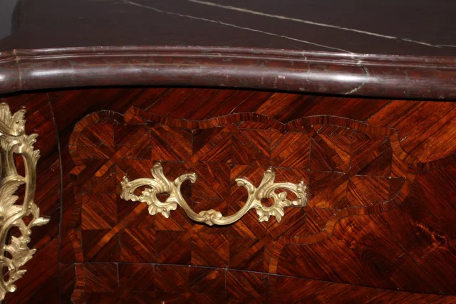 Louis-XV-Kommode mit Palisander-Marketerie, Frühes 19. Jahrhundert — Sehr guter Zustand
