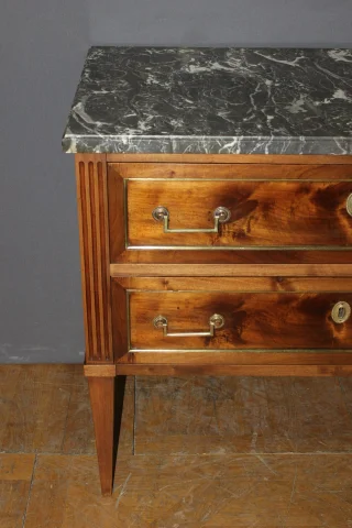 Louis-XVI-Sauteuse-Kommode aus Nussbaum, spätes 18. Jahrhundert — Sehr guter Zustand