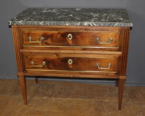 Louis-XVI-Sauteuse-Kommode aus Nussbaum, spätes 18. Jahrhundert