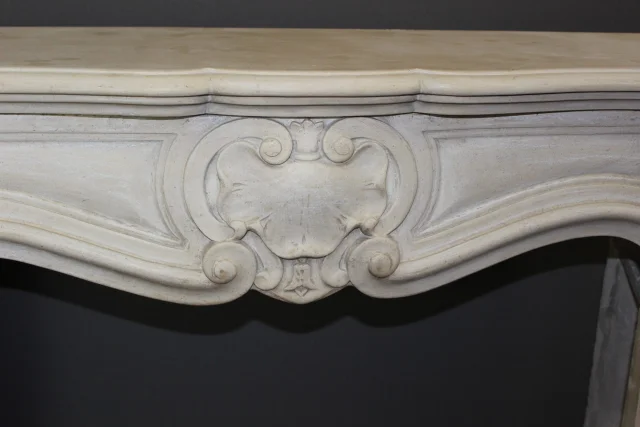 Kamin im Louis-XV-Stil aus gemeißeltem Stein, 20. Jahrhundert — Sehr guter Zustand