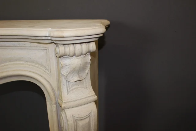 Kamin im Louis-XV-Stil aus gemeißeltem Stein, 20. Jahrhundert — Sehr guter Zustand