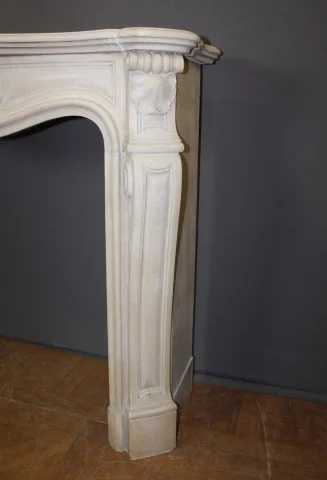 Kamin im Louis-XV-Stil aus gemeißeltem Stein, 20. Jahrhundert — Sehr guter Zustand