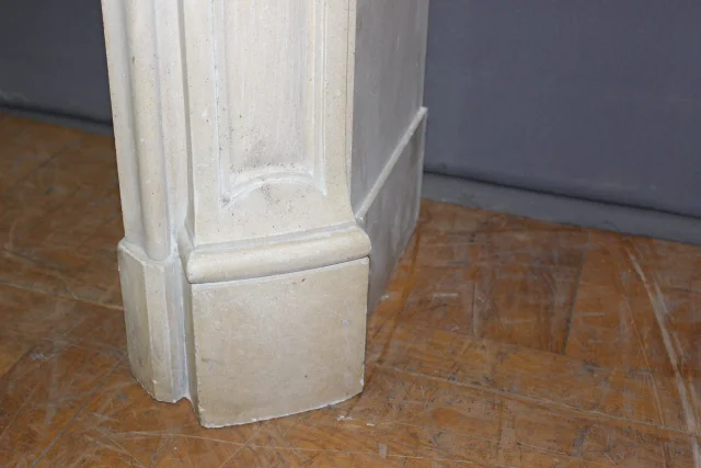 Kamin im Louis-XV-Stil aus gemeißeltem Stein, 20. Jahrhundert — Sehr guter Zustand