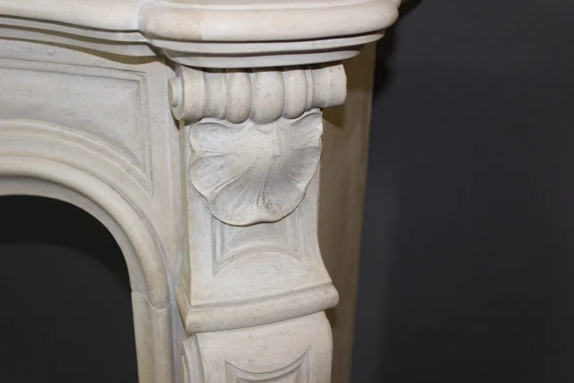 Kamin im Louis-XV-Stil aus gemeißeltem Stein, 20. Jahrhundert — Sehr guter Zustand