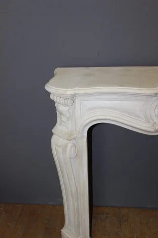 Kamin im Louis-XV-Stil aus gemeißeltem Stein, 20. Jahrhundert — Sehr guter Zustand