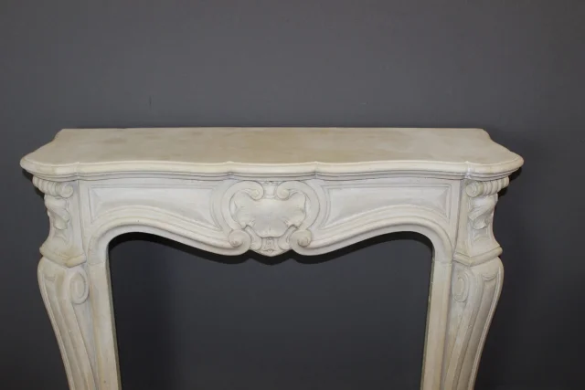 Kamin im Louis-XV-Stil aus gemeißeltem Stein, 20. Jahrhundert — Sehr guter Zustand