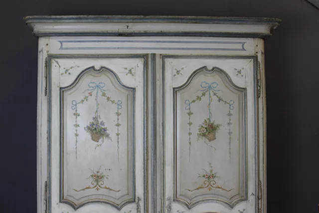 Bemalter Blumendekor-Schrank, 18. Jahrhundert — Guter Zustand