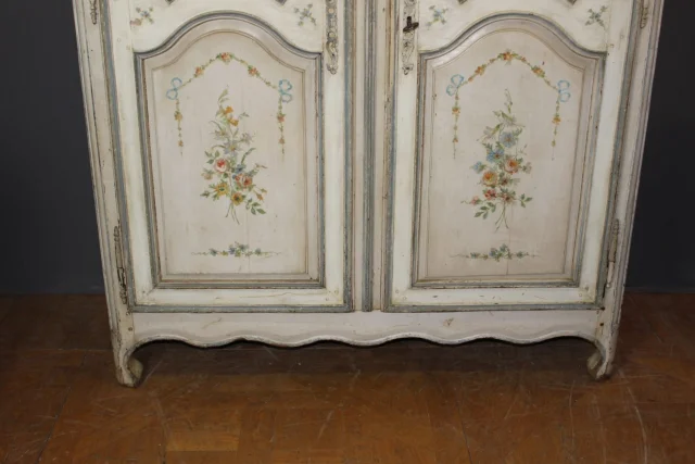Bemalter Blumendekor-Schrank, 18. Jahrhundert — Guter Zustand