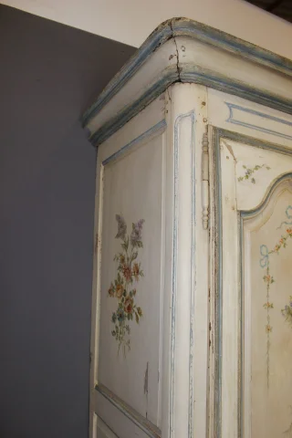 Bemalter Blumendekor-Schrank, 18. Jahrhundert — Guter Zustand
