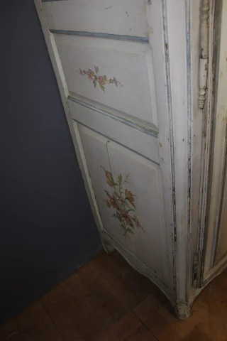Bemalter Blumendekor-Schrank, 18. Jahrhundert — Guter Zustand