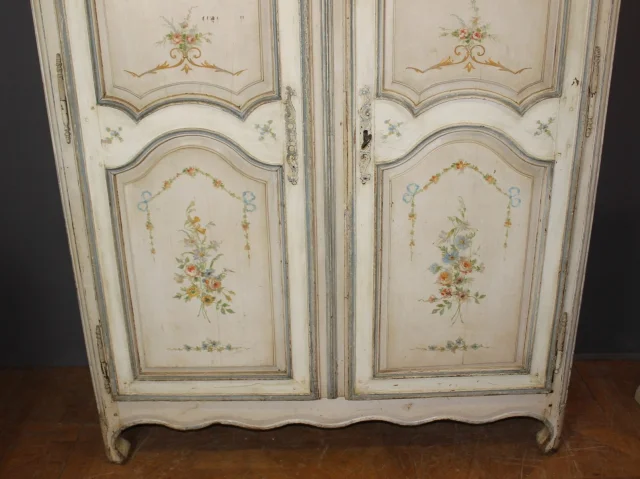 Bemalter Blumendekor-Schrank, 18. Jahrhundert — Guter Zustand