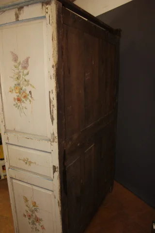 Bemalter Blumendekor-Schrank, 18. Jahrhundert — Guter Zustand