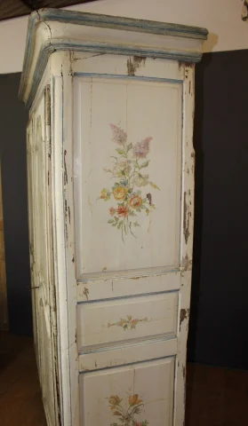 Bemalter Blumendekor-Schrank, 18. Jahrhundert — Guter Zustand