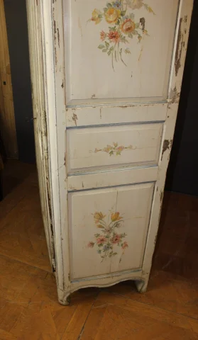 Bemalter Blumendekor-Schrank, 18. Jahrhundert — Guter Zustand