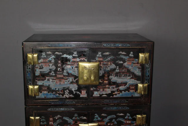 Chinesisches Sideboard aus lackiertem Holz, circa 1930 — Guter Zustand