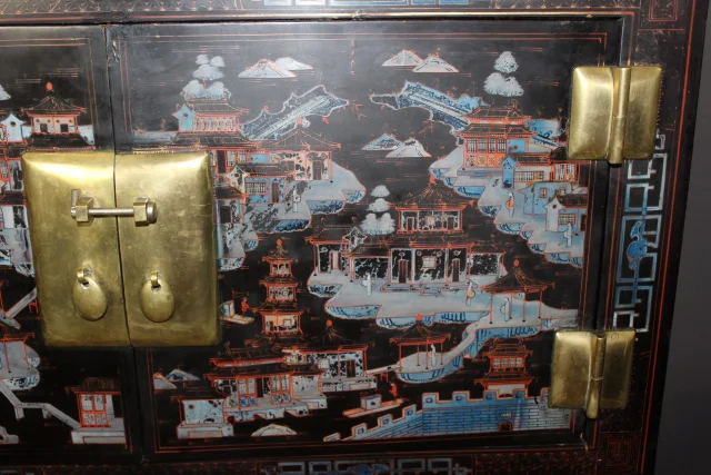 Chinesisches Sideboard aus lackiertem Holz, circa 1930 — Guter Zustand
