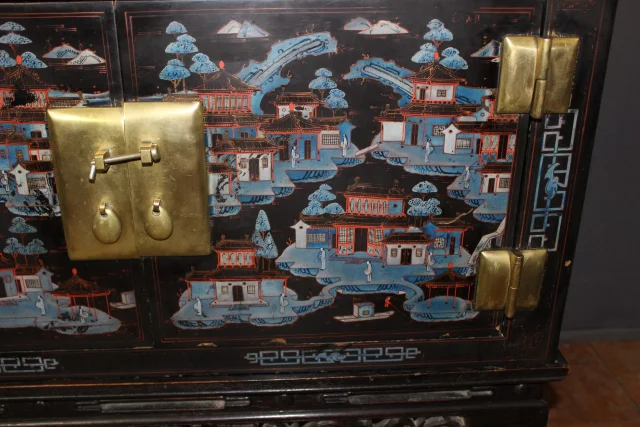 Chinesisches Sideboard aus lackiertem Holz, circa 1930 — Guter Zustand