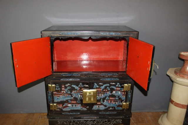 Chinesisches Sideboard aus lackiertem Holz, circa 1930 — Guter Zustand
