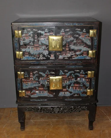 Chinesisches Sideboard aus lackiertem Holz, circa 1930 — Guter Zustand