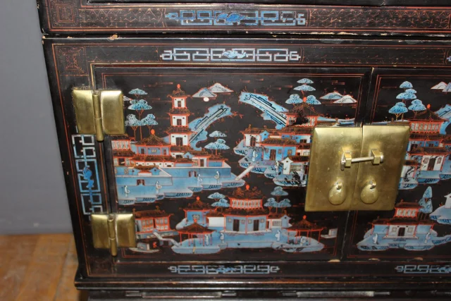 Chinesisches Sideboard aus lackiertem Holz, circa 1930 — Guter Zustand